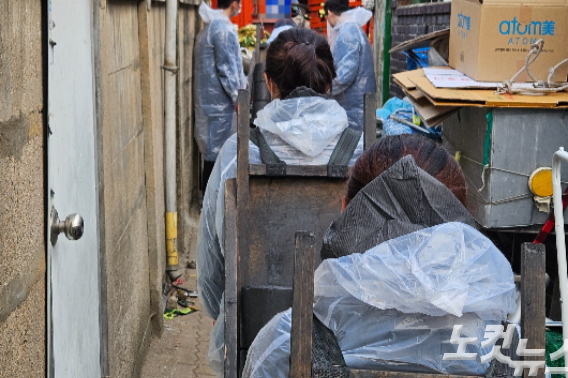 20일 오전 강원 춘천시 근화동의 한 가정으로 연탄을 배달하는 봉사자들의 모습. 구본호 기자
