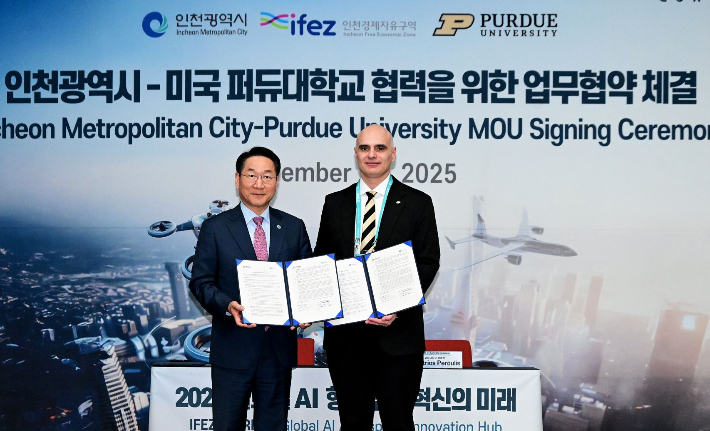 유정복 인천광역시장이 20일 송도컨벤시아에서 열린 '인천광역시-미국 퍼듀대학교 협력을 위한 업무협약 체결식'에서 디미트리오스 페룰리스 퍼듀대학교 부총장과 협약을 체결한 뒤 기념촬영을 하고 있다. 인천시 제공