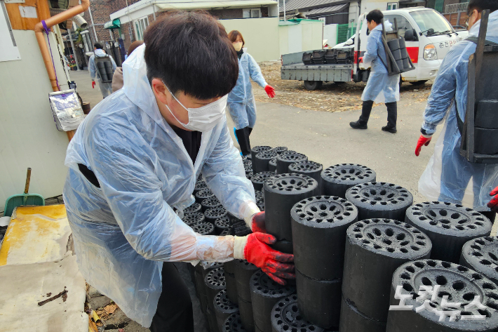 20일 오전 강원 춘천시 근화동의 한 가정으로 연탄을 배달하는 봉사자들의 모습. 구본호 기자