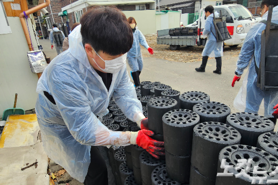 20일 오전 강원 춘천시 근화동의 한 가정으로 연탄을 배달하는 봉사자들의 모습. 구본호 기자