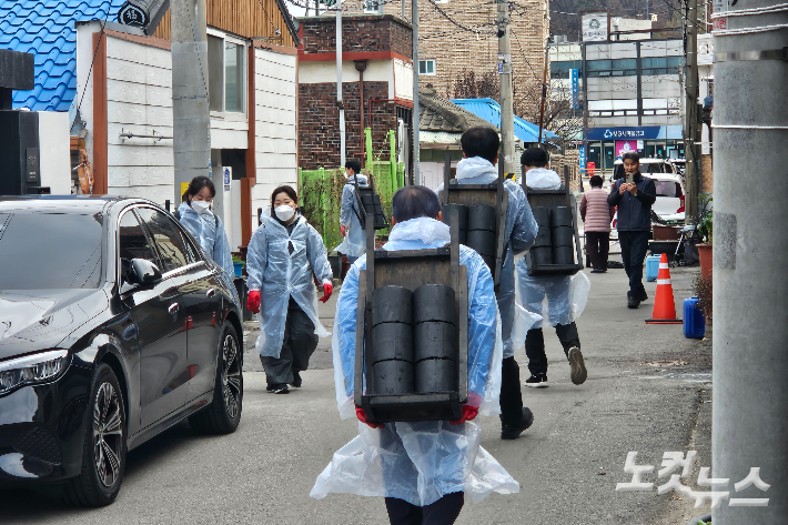 20일 오전 강원 춘천시 근화동의 한 가정으로 연탄을 배달하는 봉사자들의 모습. 구본호 기자