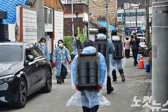 20일 오전 강원 춘천시 근화동의 한 가정으로 연탄을 배달하는 봉사자들의 모습. 구본호 기자