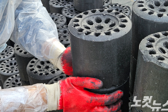 20일 오전 강원 춘천시 근화동 연탄 봉사 현장에 쌓여진 연탄들. 구본호 기자