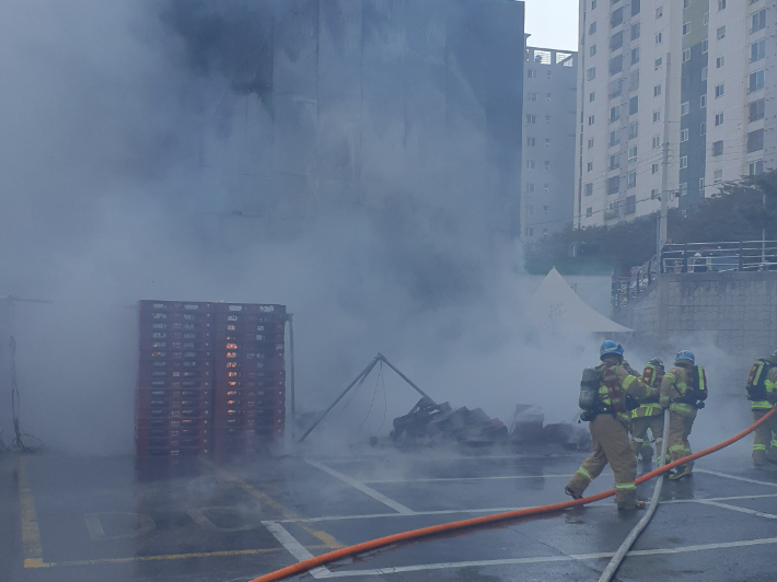 20일 오전 10시 45분쯤 부산 영도구의 한 대형마트 창고 앞에서 불이 나 40분 만에 꺼졌다. 부산소방재난본부 제공