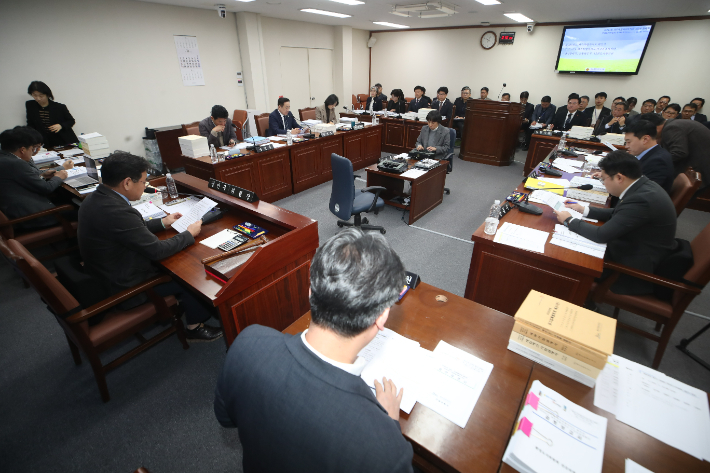 제주도의회 환경도시위원회 제444회 정례회가 20일 열려 제주도 건설주택국 등에 대한 내년 예산안을 심사했다. 제주도의회 제공