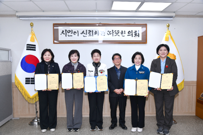 전남 여수지역아동센터연합회는 20일 여수시의회 의장실에서 백인숙 의장을 비롯한 박성미·이미경·정신출·진명숙 의원 등 5명에게 공로상을 수여했다. 여수시의회 제공