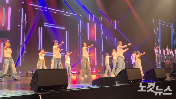 지난달 24일 일본 나라현 나라시에 있는 '나라 100년 회관'에서 한일 청소년들이 케이팝 공연을 선보이고 있다. 김정남 기자