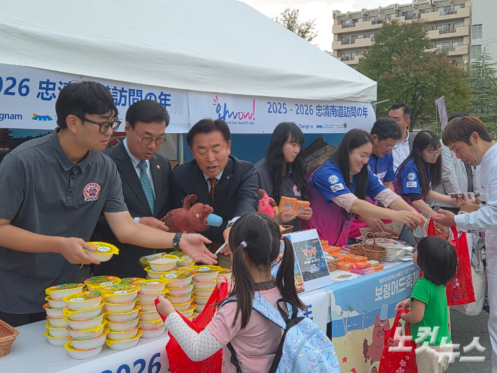 공연과 함께 소개된 햇반과 한국라면 등의 '케이푸드'들과, 보령 머드를 비롯한 충남의 각양각색 관광지들도 호응을 얻었다. 김정남 기자