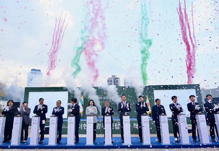 광주광역시는 20일 북구 옛 전방·일신방직 부지에서 '더현대 광주' 착공식을 열고 사업 추진이 정상 궤도에 올랐다고 밝혔다. 광주시 제공