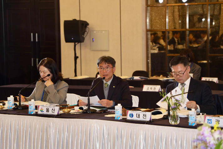 천창수 울산광역시교육감이 11월 20일 경남 통영에서 열린 제105회 전국시도교육감협의회 총회에서 울산시교육청이 제출한 안건에 대해 설명하고 있다. 울산시교육청 제공