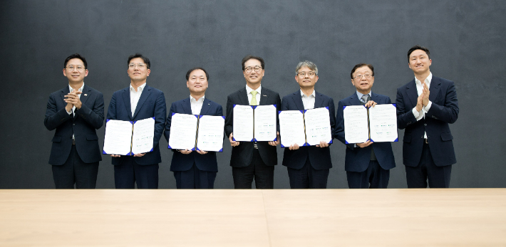 20일 경기도 성남시 분당구 HD현대글로벌R&D센터에서 'HD현대-UNIST 조선해양산업 AI MOU 체결식'이 열렸다. 왼쪽부터 배경훈 과기부총리 겸 과기정통부 장관, 정영근 HD현대로보틱스 상무, 김형관 HD한국조선해양 사장, 박종래 UNIST 총장, 금석호 HD현대중공업 사장, 오연천 울산대학교 총장, 정기선 HD현대 회장. 과기정통부 제공