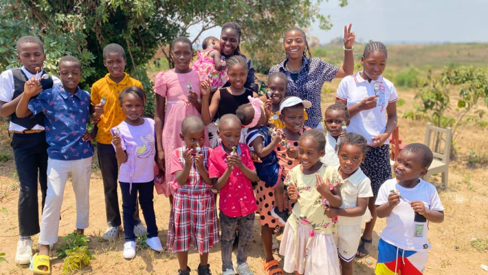 짐바브웨 아이들이 활짝 웃으며 기념촬영을 하고 있다. 하영수 선교사 제공