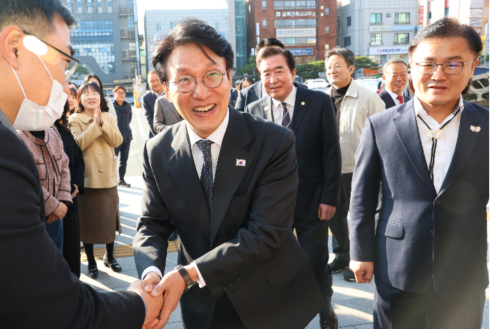 김민석 국무총리가 20일 오전 경주시청 방문에 앞서 직원들과 인사를 나누며 환하게 웃고 있다. 경주시 제공