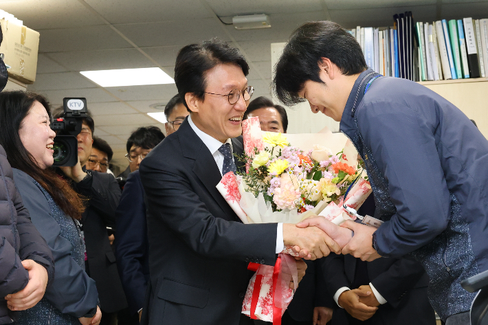 김민석 국무총리가 경주시청 직원에게 환영 꽃다발을 받고 격려 인사를 건네고 있다. 경주시 제공
