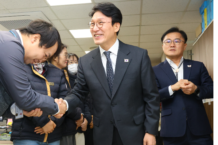 김민석 국무총리가 직원들과 일일이 악수하며 감사의 뜻을 전하고 있다. 경주시 제공