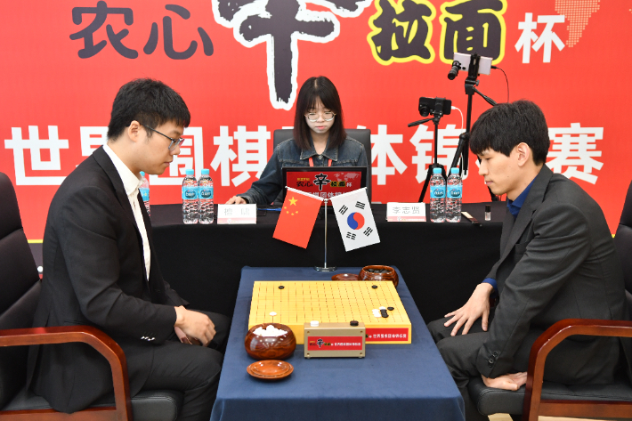 '농심신라면배' 1라운드 이지현 vs 탄샤오(사진 왼쪽). 한국기원 제공 