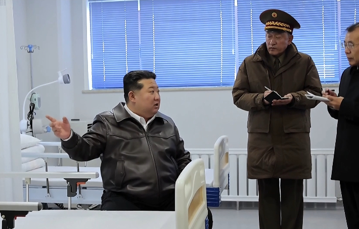 김정은 북한 국무위원장(왼쪽)이 찾은 강동군병원. 연합뉴스
