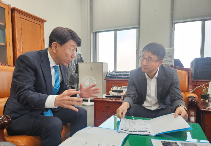우범기 전주시장(왼쪽)이 20일 국회 한병도 예산결산특별위원장에게 현안 사업의 예산 반영을 건의하고 있다. 전주시 제공