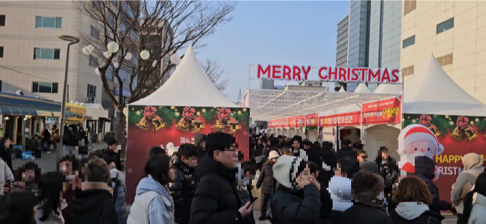 지난해 강릉월화거리에서 열린 크리스마스 행사장을 찾은 시민과 관광객들. 강릉 크리스마스겨울축제 조직위원회 제공