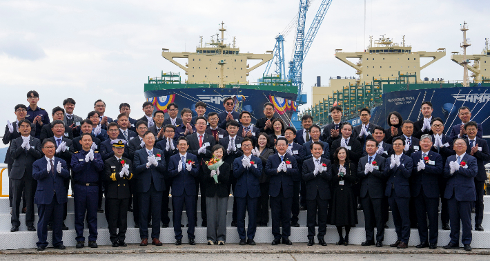 20일 HD현대삼호 야드 내 제1돌핀안벽에서 열린 'HMM CLOVER호' 명명식에서 (첫 번째줄 오른쪽 여섯 번째부터)HD현대삼호 김재을 사장, 김영록 전라남도지사, 전재수 해양수산부 장관, 최혜진 여사, 최원호 HMM 대표이사를 비롯한 참석자들이 기념촬영을 하고 있다. HD현대삼호 제공