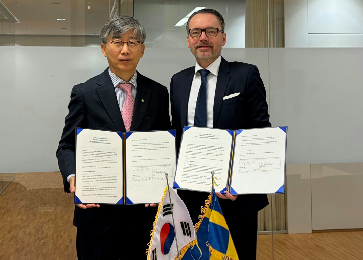 조성돈 한국원자력환경공단 이사장(왼쪽)과 스테판 잉달 스웨덴 SKB 사장이 MOU를 체결하고 있다. 공단 제공