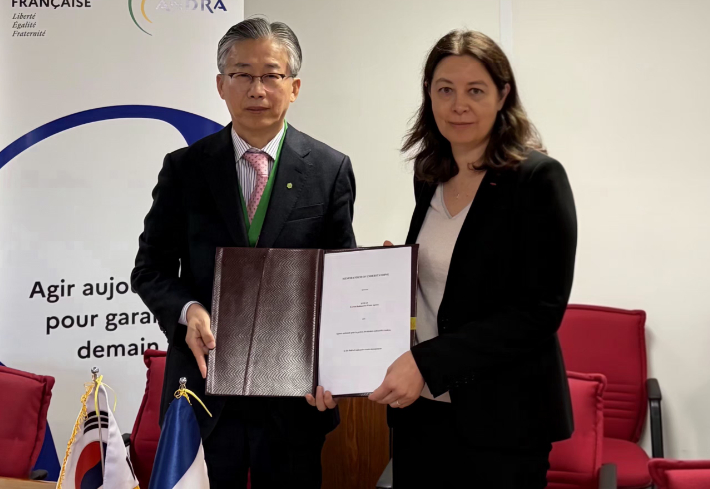 조성돈 한국원자력환경공단 이사장(왼쪽)과 리디아 에브라르 ANDRA 기관장이 기념촬영을 하고 있다. 공단 제공