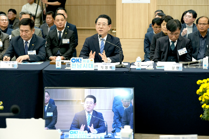 김영록 전라남도지사가 20일 해남군청 대회의실에서 열린 '해남군 정책비전 투어' 행사에서 인사말을 하고 있다. 전라남도 제공