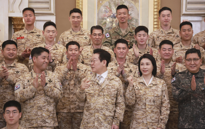 아랍에미리트(UAE)를 국빈 방문 중인 이재명 대통령이 19일 아부다비의 한 호텔에서 아크부대 장병들을 격려한 뒤 기념촬영을 하고 있다. 연합뉴스