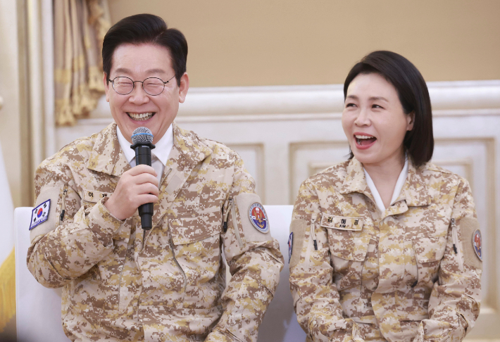 아랍에미리트(UAE)를 국빈 방문 중인 이재명 대통령이 19일 아부다비의 한 호텔에서 열린 아크부대 장병 격려행사에서 발언하고 있다. 오른쪽은 김혜경 여사. 연합뉴스