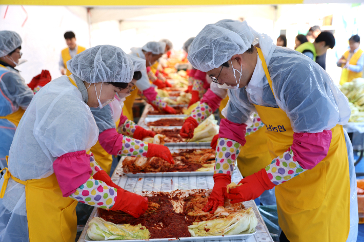 류길년 경남농협 본부장과 차경애 경남여성단체협의회 명예회장 등 김장김치를 버무리고 있다. 경남농협 제공 