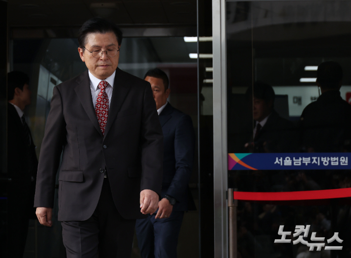 자유와혁신 황교안 대표(당시 자유한국당 대표)가 20일 오후 서울 양천구 남부지법에서 열린 '국회 패스트트랙(신속처리안건) 충돌 사건' 관련 1심 선고 공판에서 벌금 1900만원을 선고 받은 후 법원을 나서고 있다. 황진환 기자