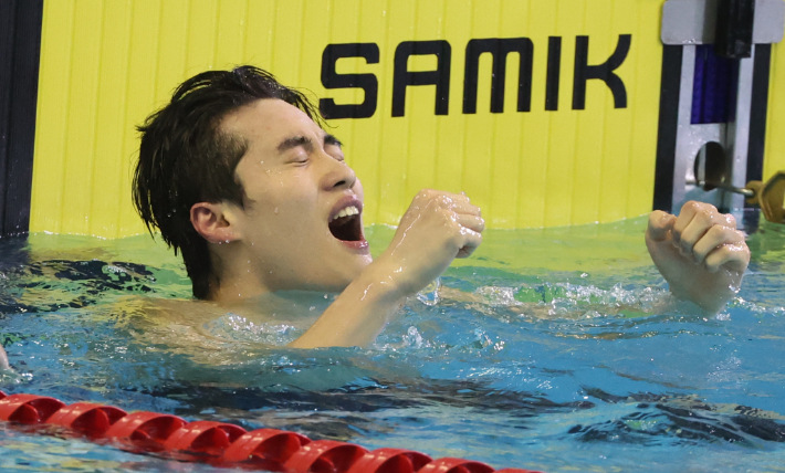 지난달 20일 오후 부산 동래구 사직실내수영장에서 열린 제106회 전국체육대회 수영 남자일반부 자유형 200m 결승에서 황선우(강원도청)가 기록을 확인하고 환호하고 있다. 연합뉴스