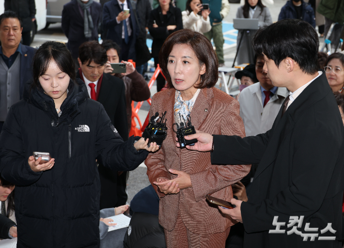 국민의힘 나경원 의원이 20일 오후 서울 양천구 남부지법에서 열린 '국회 패스트트랙(신속처리안건) 충돌 사건' 관련 1심 선고 공판에 출석하고 있다. 황진환 기자