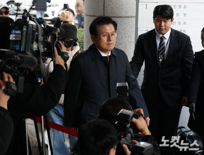 자유와혁신 황교안 대표(당시 자유한국당 대표)가 20일 오후 서울 양천구 남부지법에서 열린 '국회 패스트트랙(신속처리안건) 충돌 사건' 관련 1심 선고 공판에 출석하고 있다. 황진환 기자