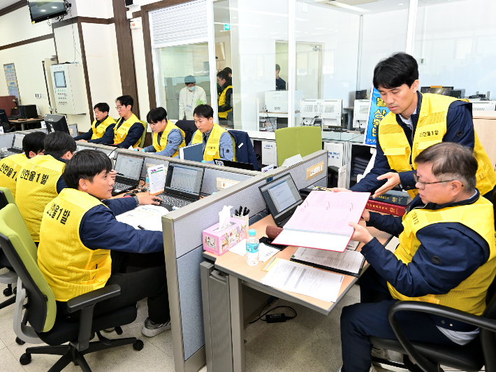 한울본부가 신한울 1호기 중대사고 연계 방사능방재 전체훈련을 실시하고 있다. 한울본부 제공