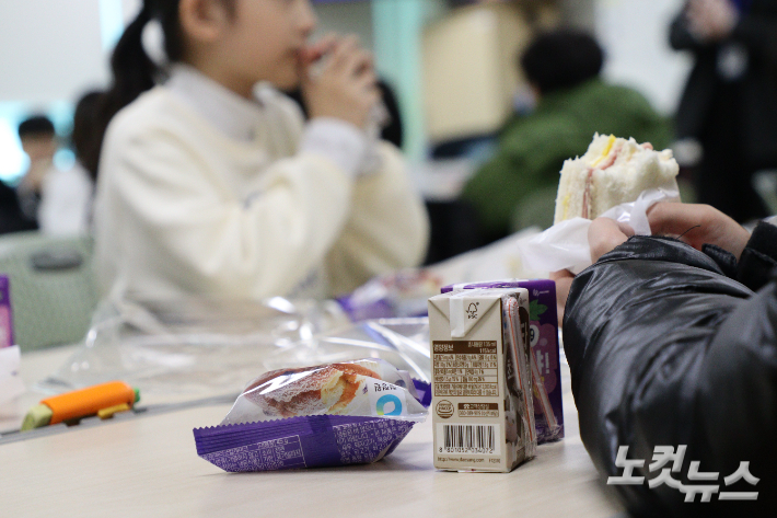  충북 청주의 한 초등학교에서 학생들이 샌드위치와 빵, 주스 등 대체식을 먹고 있다. 임성민 기자
