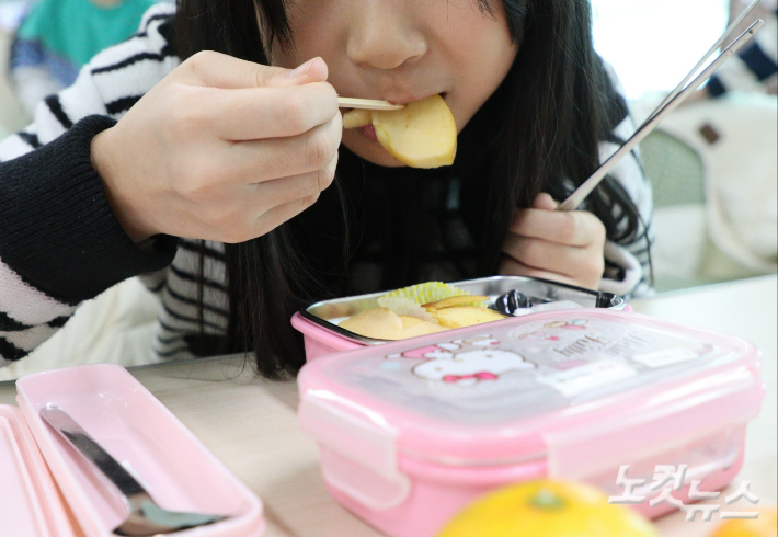 한 초등학생이 집에서 싸온 개인 도시락을 먹고 있다. 임성민 기자