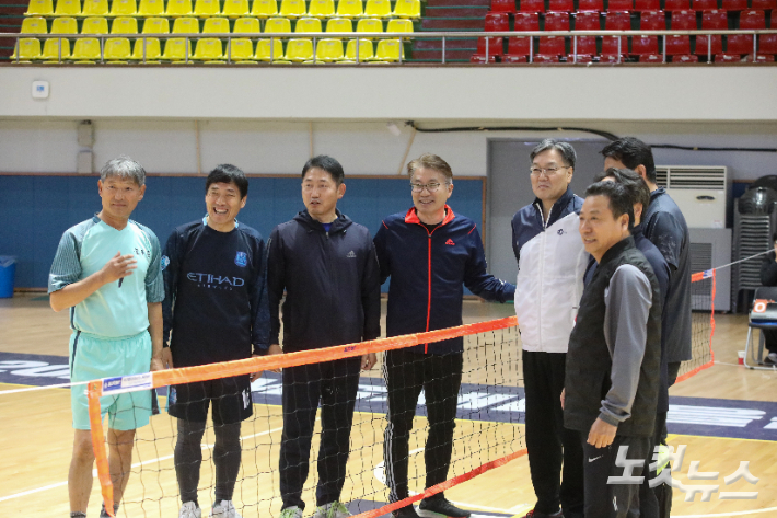 족구 경기를 앞두고 목회자와 장로들이 함께 모여 기념촬영을 하고 있다. 최화랑 기자