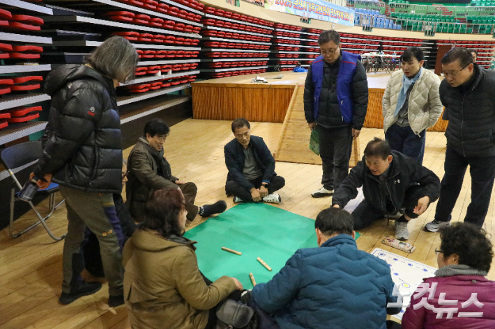 참석자들이 윷놀이를 즐기며 화합의 시간을 보내고 있다. 최화랑 기자