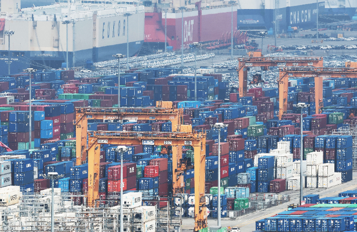 경기도 평택항에 쌓여있는 컨테이너들. 연합뉴스