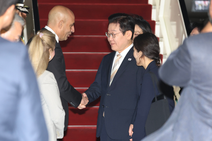 이재명 대통령이 19일(현지시간) 이집트 카이로 국제공항에서 영접 인사들과 인사하고 있다. 연합뉴스