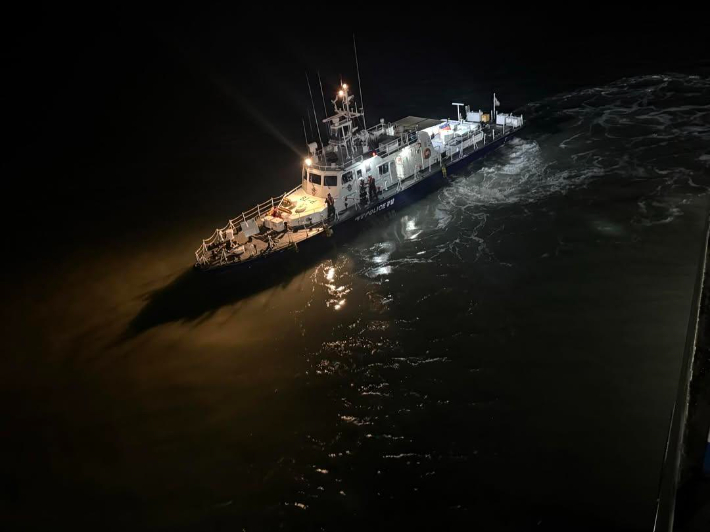 19일 오후 8시 17분쯤 전남 신안군 장산도 남방 족도에 여객선 퀸제누비아2호가 좌초돼 해경이 구조 작업을 벌이고 있다. 연합뉴스