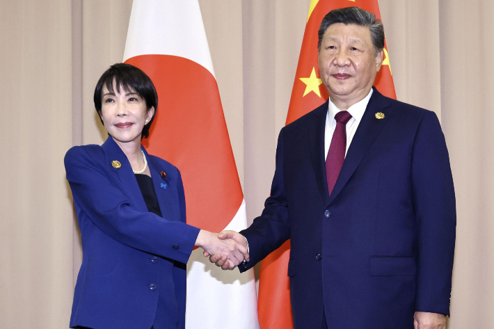 지난달 31일 경주 APEC에서 열린 중일 정상회담에서 (왼쪽부터) 다카이치 사나에 일본 총리와 시진핑 중국 국가주석이 악수하고 있다. 연합뉴스