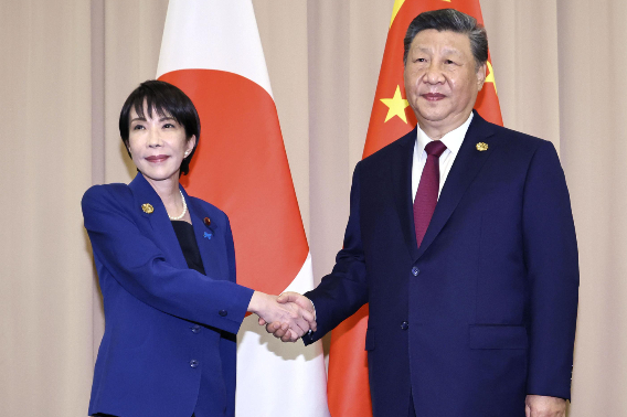 지난달 31일 경주 APEC에서 열린 중일 정상회담에서 (왼쪽부터) 다카이치 사나에 일본 총리와 시진핑 중국 국가주석이 악수하고 있다. 연합뉴스