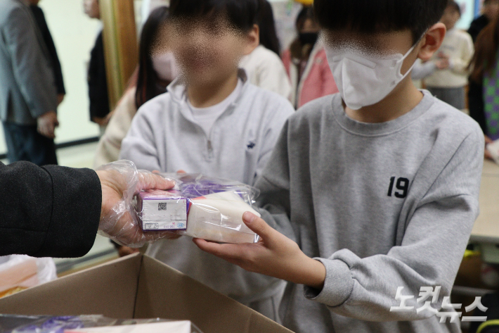 초등학생들이 대체 급식을 제공받고 있다. 임성민 기자