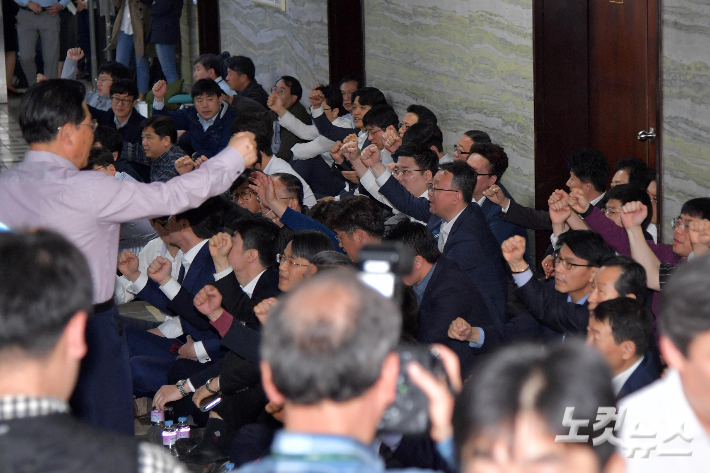 2019년 당시 국회 의안과 앞에서 자유한국당 의원과 당직자들이 구호를 외치며 문 앞을 지키고 있다. 박종민 기자