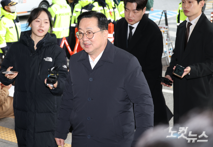 이장우 대전시장이 20일 오후 서울 양천구 남부지법에서 열린 '국회 패스트트랙(신속처리안건) 충돌 사건' 관련 1심 선고 공판에 출석하고 있다. 황진환 기자