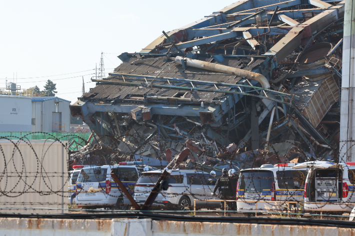 18일 오후 울산화력발전소 붕괴 현장 합동 감식을 위해 감식팀 관계자들이 차에서 내리고 있다. 연합뉴스
