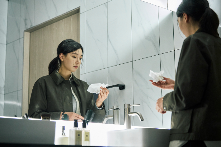 배우 이호정은 "배우분들과 붙는 신이 거의 없다 보니 어떻게 촬영했을지 궁금했는데 작품 공개되고 나서 감정이입이 안 될 수가 없겠더라"며 "시청자분들이 많이 욕 해주신거 같다"고 웃었다. 넷플릭스 제공