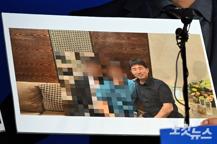 지난 5월 19일 노종면 당시 더불어민주당 선거대책위원회 대변인이 서울 여의도 중앙당사에서 '지귀연 판사 룸살롱 접대 의혹' 관련 사진을 공개하고 있다. 윤창원 기자